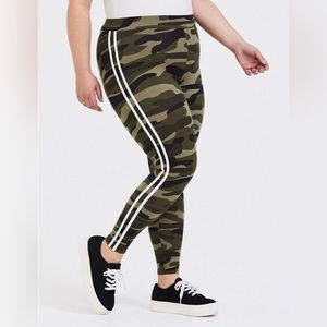 Size 2 Torrid Full Length Camo Signature Waist Double Side Stripe Legging